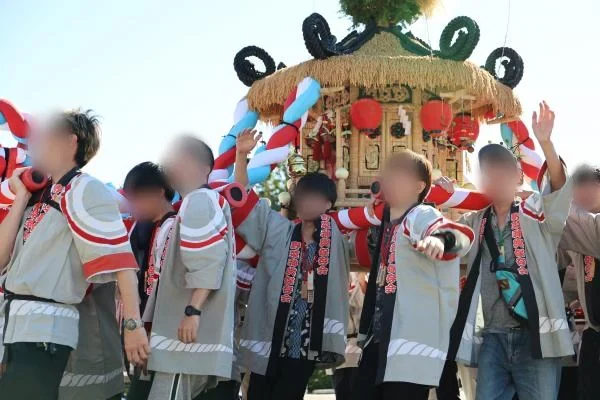 2024年に男性が豊年野菜神輿を担ぐ様子