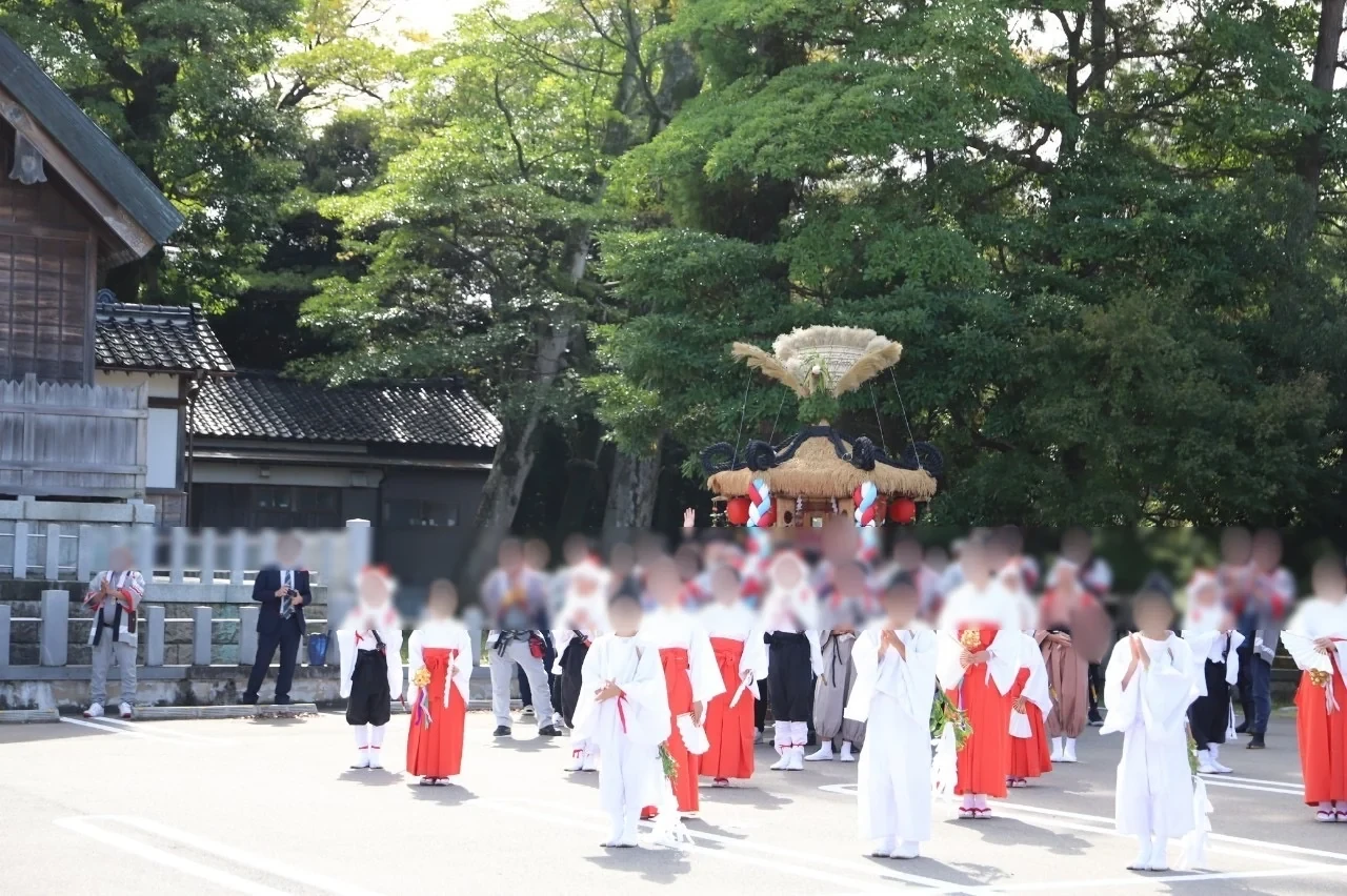 神社境内で装束を身につけ舞う子どもたち