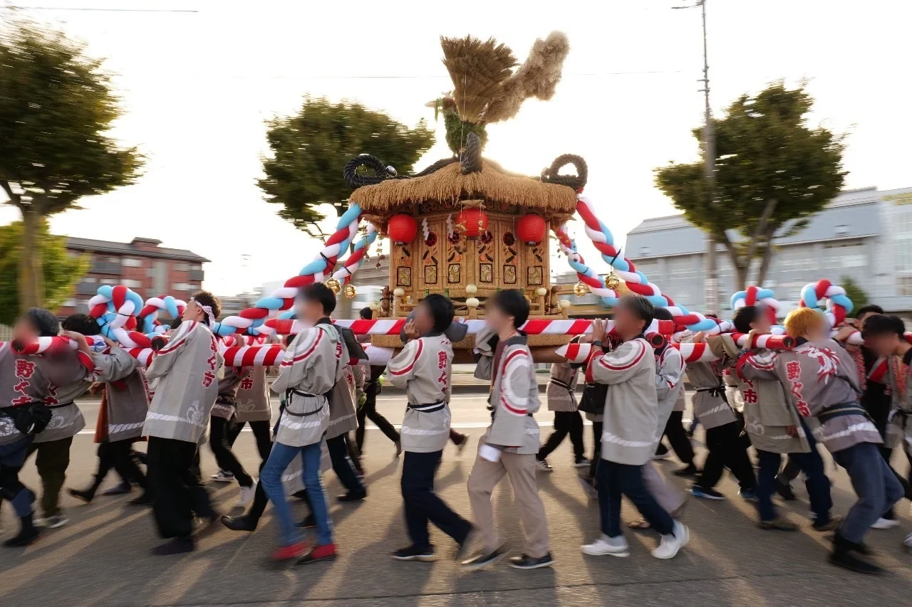 本町地区を進む豊年野菜神輿と参加者